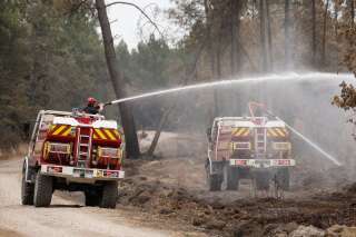 Les feux sont fixés en Gironde, mais le travail des pompiers se poursuit sans relâche pour éviter toute reprise du feu.