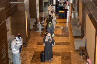 Des voyageurs se font vérifier leur température à leur arrivée à l'hôtel, à La Mecque, le 25 juillet 2020.