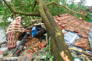 Des villageois récupèrent des objets dans leur maison détruite par le cyclone Amphan à Midnapore, dans le Bengale-Occidental en Inde.