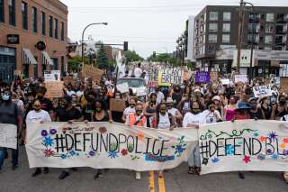Samedi 6 juin à Minneapolis, des banderoles appelant à supprimer les moyens financiers des forces de l'ordre était brandies. Le lendemain, le conseil municipal de la ville votait en faveur de la suppression de la police.