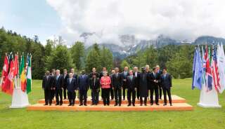 L'ex-Chancelière allemande Angela Merkel le 8 juin 2015 au château d'Elmau entourée des membres du G7.