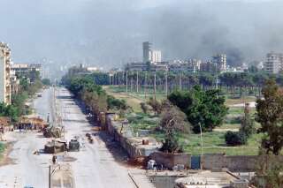 Vue générale de la Ligne Verte à Beyrouth, le 7 février 1990, alors qu'on aperçoit de la fumée depuis les quartiers chrétiens de l'est durant des échanges de tirs.