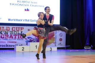 Katerina Tikhonova et le danseur Ivan Klimov durant la coupe du Monde rock and roll acrobatique en Pologne le 12 avril 2014 par REUTERS/Jakub Dabrowski)
