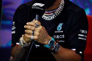 Certains des nombreux bijoux portés par le champion de F1 lors de son arrivée en Floride pour le Grand Prix de Miami.
