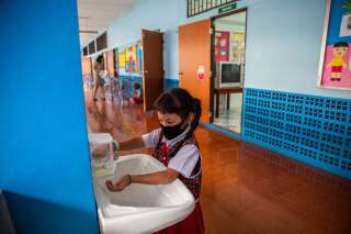 Des lavabos et du savon ont été installés devant les classes afin que les enfants et les enseignants puissent se laver régulièrement les mains.