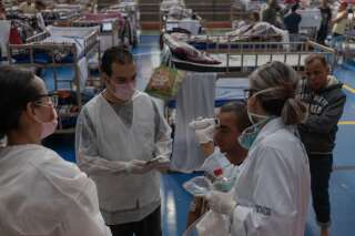 Des patients se font examiner par du personnel soignant travaillant avec Médecins sans frontières.