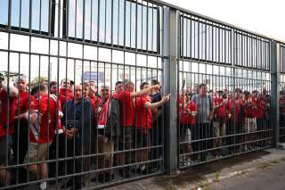 Des supporters de Liverpool attendant d'entrer dans le Stade de France pour la finale de la Ligue des champions, le 28 mai 2022.