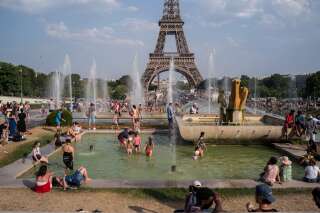 Les Parisiens se rafraîchissent dans les fontaines des jardins du Trocadéro le 25 juillet 2019, la journée la plus chaude qu’ait jamais connu la capitale, avec 42,6°C.