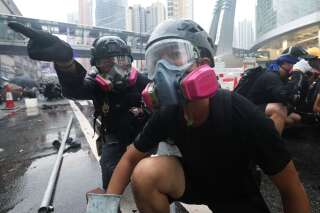 Hong Kong, le 25 août 2019. Des manifestants contre le projet de loi d’extradition discutent lors d’un affrontement avec la police anti-émeute.