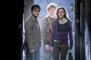 Harry, Ron et Hermione incarnés à l'écran par Daniel Radcliffe, Rupert Grint et Emma Watson.