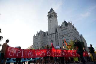 Des manifestants pour le climat devant le Trump International Hotel de Washington le 27 septembre.