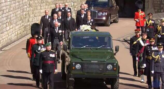 Le cercueil du prince Philip a été transporté par un Land Rover que le prince a contribué à concevoir, suivi des membres les plus proches de la famille royale.
