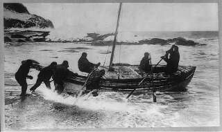 L'équipage d’Ernest Shackleton va chercher de l'aide dans un bateau en bois.