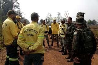 Des militaires brésiliens informent des pompiers sur l'évolution des incendies à Porto Velho, le 25 août.