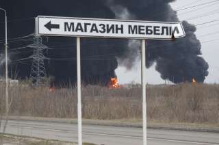 Un cliché de la fumée et des flammes s'échappant du dépôt de carburant touché à Belgorod en Russie.