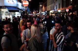 Des noctambules rassemblés dans Old Compton Street, le quartier des bars et des discothèques de Soho, à Londres, le 18 juillet.