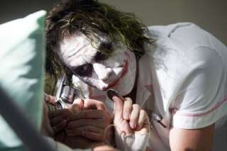Heath Ledger interprète le Joker dans 