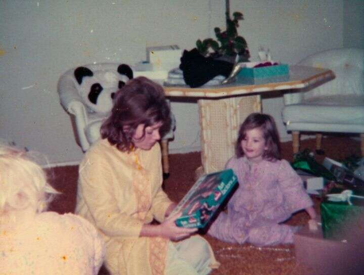 L’autrice et sa mère chez elles, en Californie, le 25 décembre 1974.