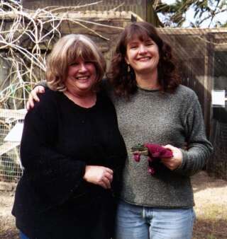 L’autrice et sa mère en 2005, au Cascade Raptor Center, à Eugene, dans l’Oregon. Elles posent avec l’alligator costumé en plastique qu’elles se sont refilé pendant 25 ans.