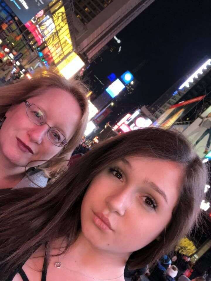 Jeanne et Nicole visitant Times Square à New York, en février 2018.