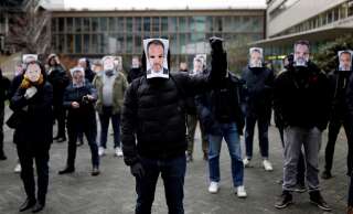 Les manifestants principalement issus de la rédaction des sports, se sont rassemblés le 5 janvier une dizaine de minutes devant les locaux de Canal+ à Boulogne-Billancourt, sans prendre la parole ni montrer leurs visages.