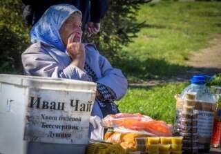 Une femme âgée vend des herbes médicinales et du miel à Nijny-Novgorod, le 19 septembre 2017. La part de l’économie informelle dans le PIB de la Russie serait, selon diverses estimations, d’environ 20%.
