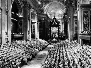 Vue générale des Pères conciliaires dans la Basilique Saint-Pierre le 8 décembre 1962 au Vatican, à la fin de la première session du deuxième Concile œcuménique du Vatican, ou Concile Vatican II.