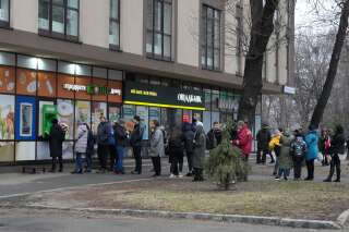 Des habitants de Kiev font la queue pour retirer de l'argent le 24 février 2022.