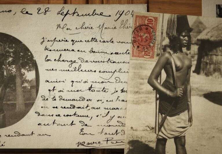 Une carte postale envoyée en 1904 vers la France et sur laquelle figure une femme noire dénudée
