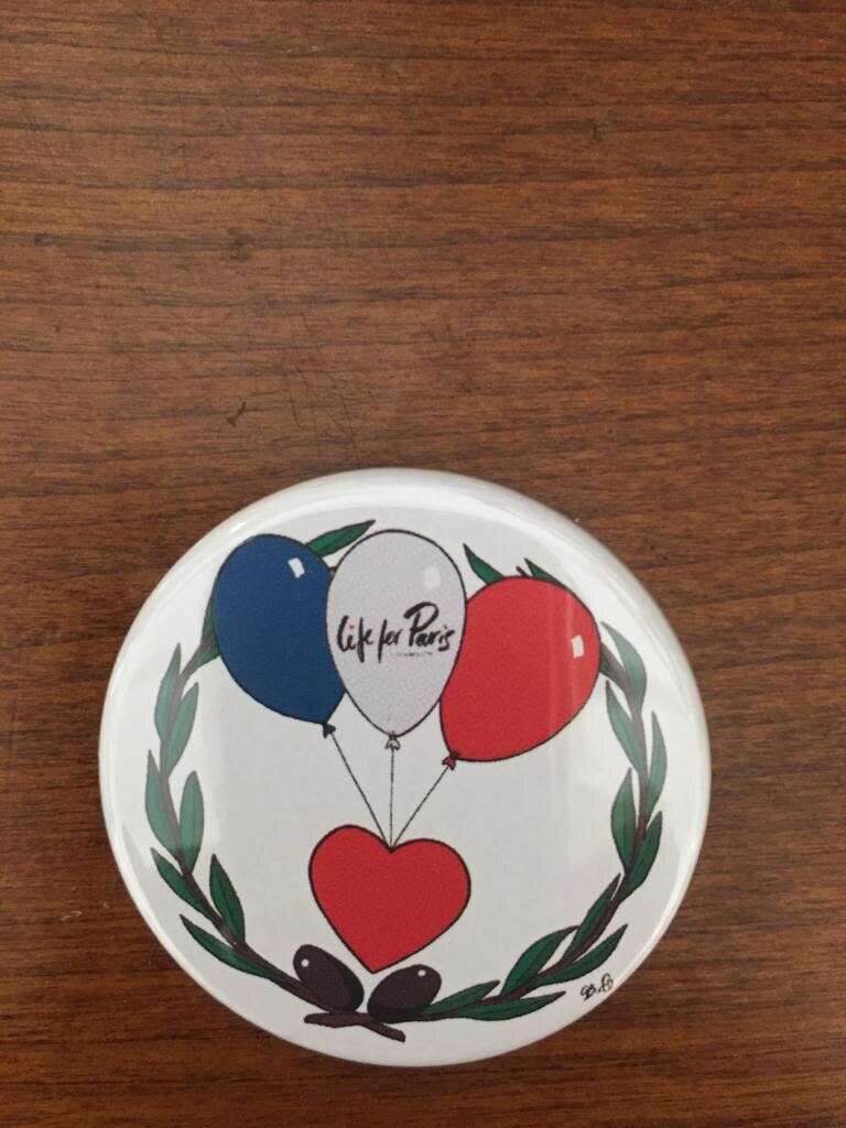 Badge envoyé aux adhérents à l'association Life for Paris pour les 5 ans des attentats.