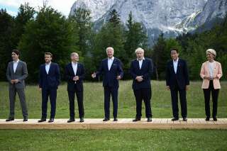 De gauche à droite, Justin Trudeau, Emmanuel Macron, Olaf Scholz, Joe Biden, Boris Johnson, Fumio Kishida et la présidente de la Commission européenne Ursula von der Leyen posent pour une photo de groupe, pendant le sommet du G7, au château d'Elmau à Kruen, en Allemagne.