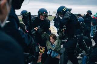 Le réalisateur Frédéric Tellier a rencontré plusieurs activistes pour le climat afin de rendre crédibles les scènes de désobéissance civile, comme cette manifestation avec Emmanuelle Bercot.