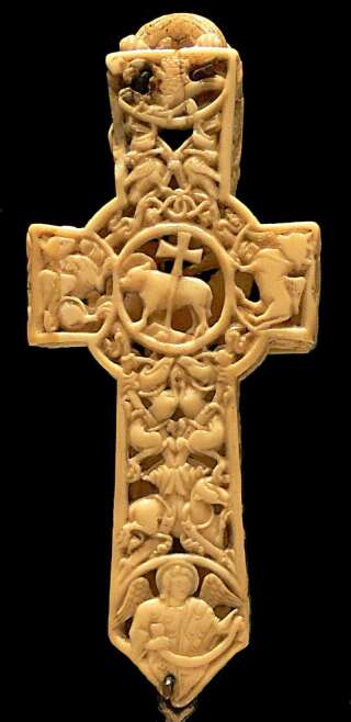 Cette croix a été gravée par des Celtes qui ont acquis de l'ivoire de morse auprès de chasseurs vikings. C'est un exemple des objets précieux réalisés grâce au produit de la chasse des colons du Groenland.