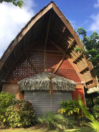 <i>Notre bungalow dans le village de Lapita, sur l’île de Huahine: le clair de lune s’infiltrait par les petites ouvertures sculptées dans le bois et projetait au plafond des rais de lumière triangulaires (le triangle est symbole de changement).</i>