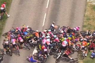 Cette chute massive sur le Tour de France féminin a fait des dégâts