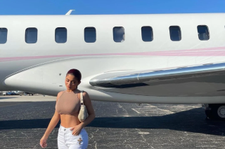 Kylie Jenner pose devant son jet privé, acheté en 2020 pour 72 millions de dollars.