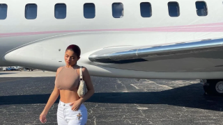 Kylie Jenner pose devant son jet privé, acheté en 2020 pour 72 millions de dollars.