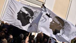 Drapeaux corses lors des obsèques d’Yvan Colonna, le 25 mars 2022 à Cargèse (Corse-du-Sud)