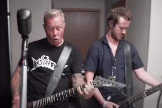 « Stranger Things » : Joseph Quinn a retrouvé Metallica pour jouer « Master of Puppets »