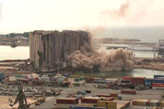 Deux ans après l’explosion, des silos à grains s’effondrent au port de Beyrouth