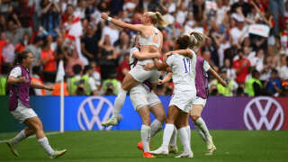 England's striker Chloe Kelly celebrates after scoring her team second goal during the UEFA Women's Euro 2022 final football match between England and Germany at the Wembley stadium, in London, on July 31, 2022. (Photo by FRANCK FIFE / AFP) / No use as moving pictures or quasi-video streaming. 
Photos must therefore be posted with an interval of at least 20 seconds.