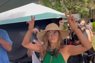 Juliette Armanet a du mal à se remettre de ce pas de danse de Jennifer Aniston