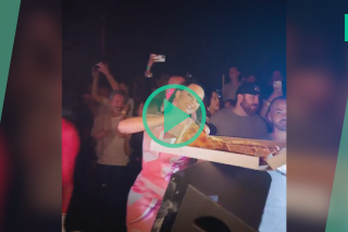 Quand Katy Perry balance des pizzas à ses fans dans une boîte de nuit de Las Vegas