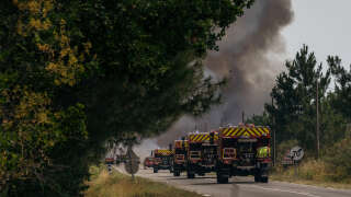 En raison d'un incendie dans les Landes, des milliers de voyageurs SNCF sont bloqués au sud de Bordeaux et ne peuvent poursuivre leur route à cause des flammes (photo d'illustration prise le 18 juillet près de Landiras en Gironde).