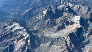 Le massif des Écrins photographié depuis un avion lors de l’été 2022.