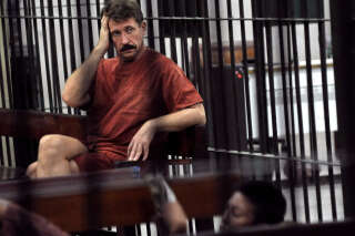 Dans une photo d’archive prise le 16 février 2010, Viktor Bout, trafiquant d’armes russe, patiente dans une cellule du tribunal pénal de Bangkok avant son extradiction vers les États-Unis.