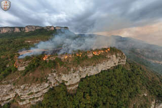 Le feu progresse dans l’Isère, une centaine d’hectares déjà ravagés en Dordogne