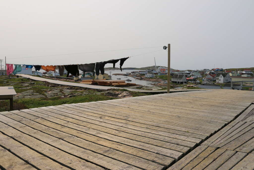 Les pontons en bois sur lesquels les insulaires circulent les insulaires pour se rendre à leur domicile