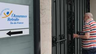 A sign indicates access to a reception point for the social security pension on June 14, 2010 in Paris.  The government is expected to arbitrate on 15 June 2010 on the main unknowns of the pension reform, at the end of the day of action of the Force Ouvrière union, the Prime Minister, having once again at the weekend stressed the intention to postpone the retirement age after 60 years.  PHOTO AFP / MIGUEL MEDINA (Photo by MIGUEL MEDINA / AFP)