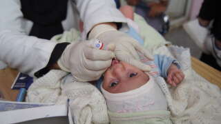 Pratiquement éradiquée dans le monde, la poliomyélite fait son retour avec fracas en 2022 (photo d’illustration prise en février dans un centre de vaccination de l’OMS installé au Yémen).